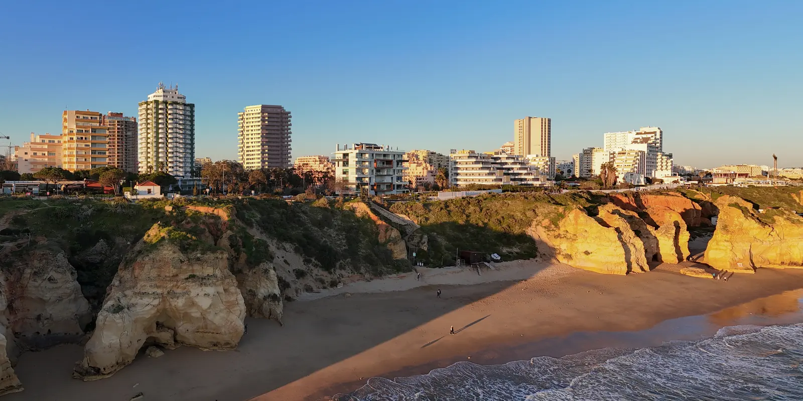 Infografía 3D de integración de la torre en el frente litoral, panorámica desde la playa de Torre del Algarve, torre residencial en Portimão, Algarve (Portugal) (Saraiva + Associados)