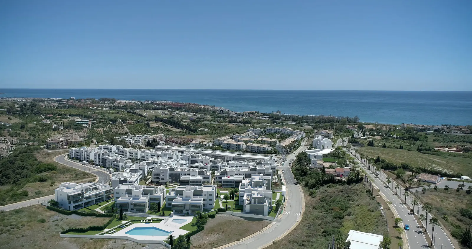 Infografía 3D de vista aérea con la costa de Estepona de Vanian Garden, promoción residencial en Estepona (Málaga) (González & Jacobson Arquitectura)