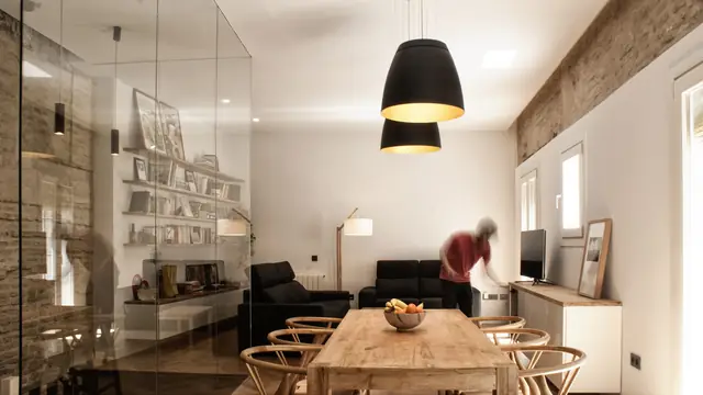 Diseño web a medida en WordPress para Pablo Baruc arquitecto realizado por Nacho Villegas: fotografía de arquitectura de una vivienda reformada con mampara de vidrio y muro de piedra